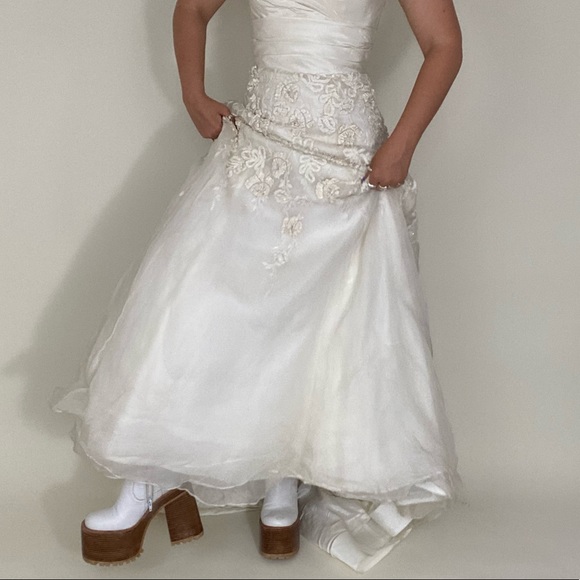 Watters Brides strapless wedding dress with train - Picture 9 of 16